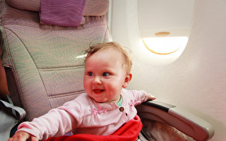 航班延誤 開心寶寶向乘客們打招呼讓其高興