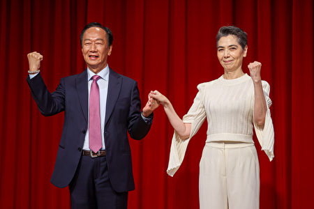 鴻海創辦人郭台銘（左）宣布投入2024總統大選，14 日舉行記者會公布副總統人選為藝人賴佩霞（右）。