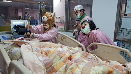 红鼻子医师为病床上的小朋友带来片刻疗愈演出。