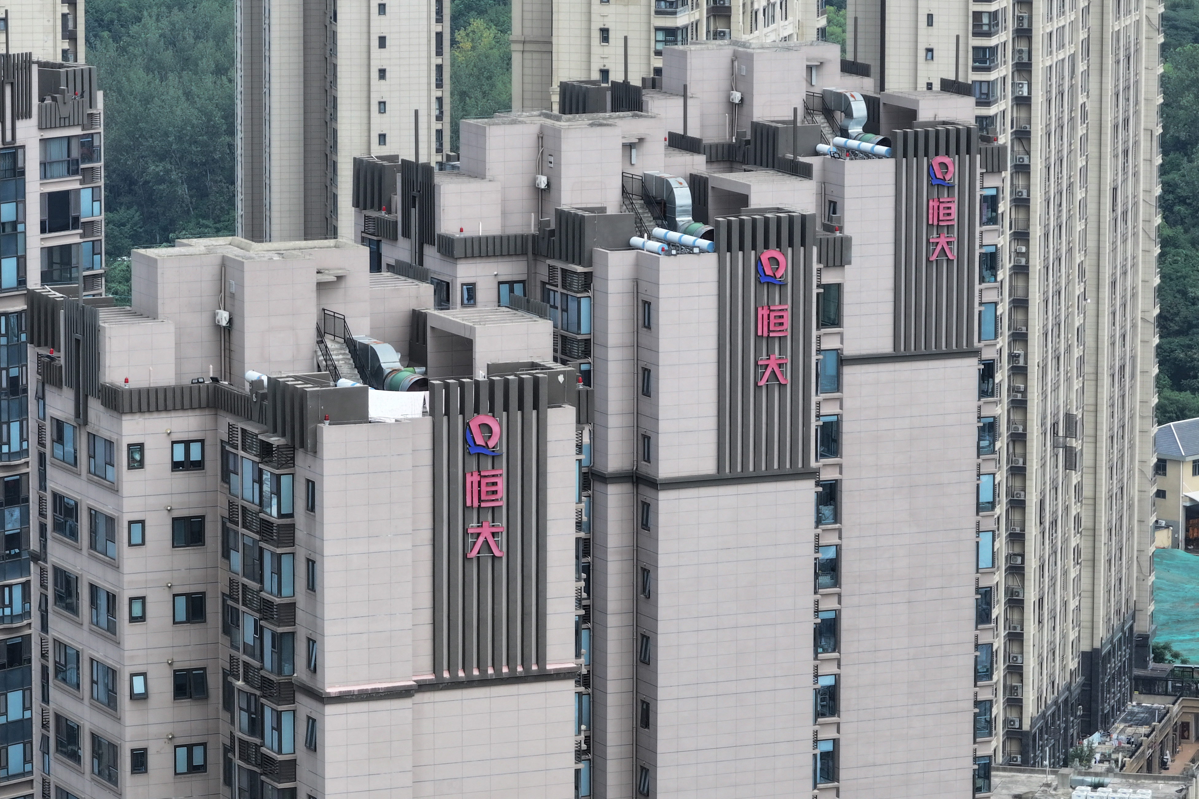 圖為2023年8月18日,江蘇省南京市的恆大住宅樓。(Stringer/AFP)