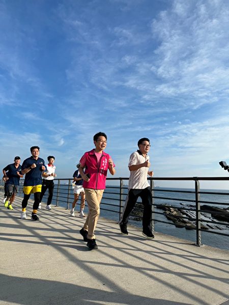漫步快走活动，卫生局长张贤政(左)一马当先。