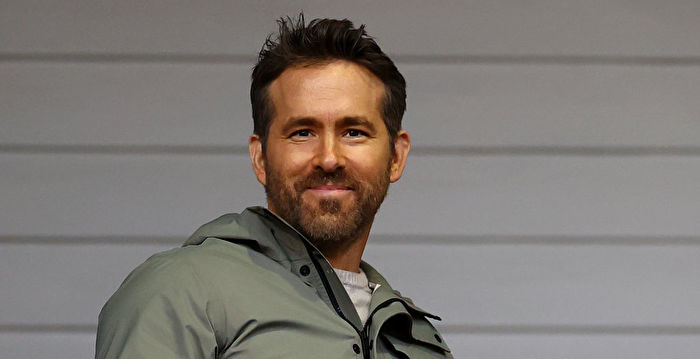 澳洲网红逛夜市被当“死侍” 网问穿西装不热吗