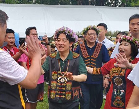 副总统赖清德（前右2）16日参加屏东县原住民族联合收获节，抵达现场即与各乡族人一一击掌，全场欢声雷动。