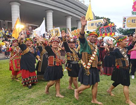 屏东县原住民族联合收获节“收获拿么多”16日登场，全县9个原乡、2个都市原住民协会等上千名族人盛装出席。