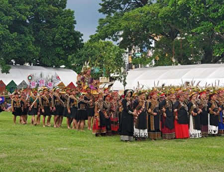 屏东县原住民族收获节庆典活动，今年由三地门乡演出排湾族传统婚礼。