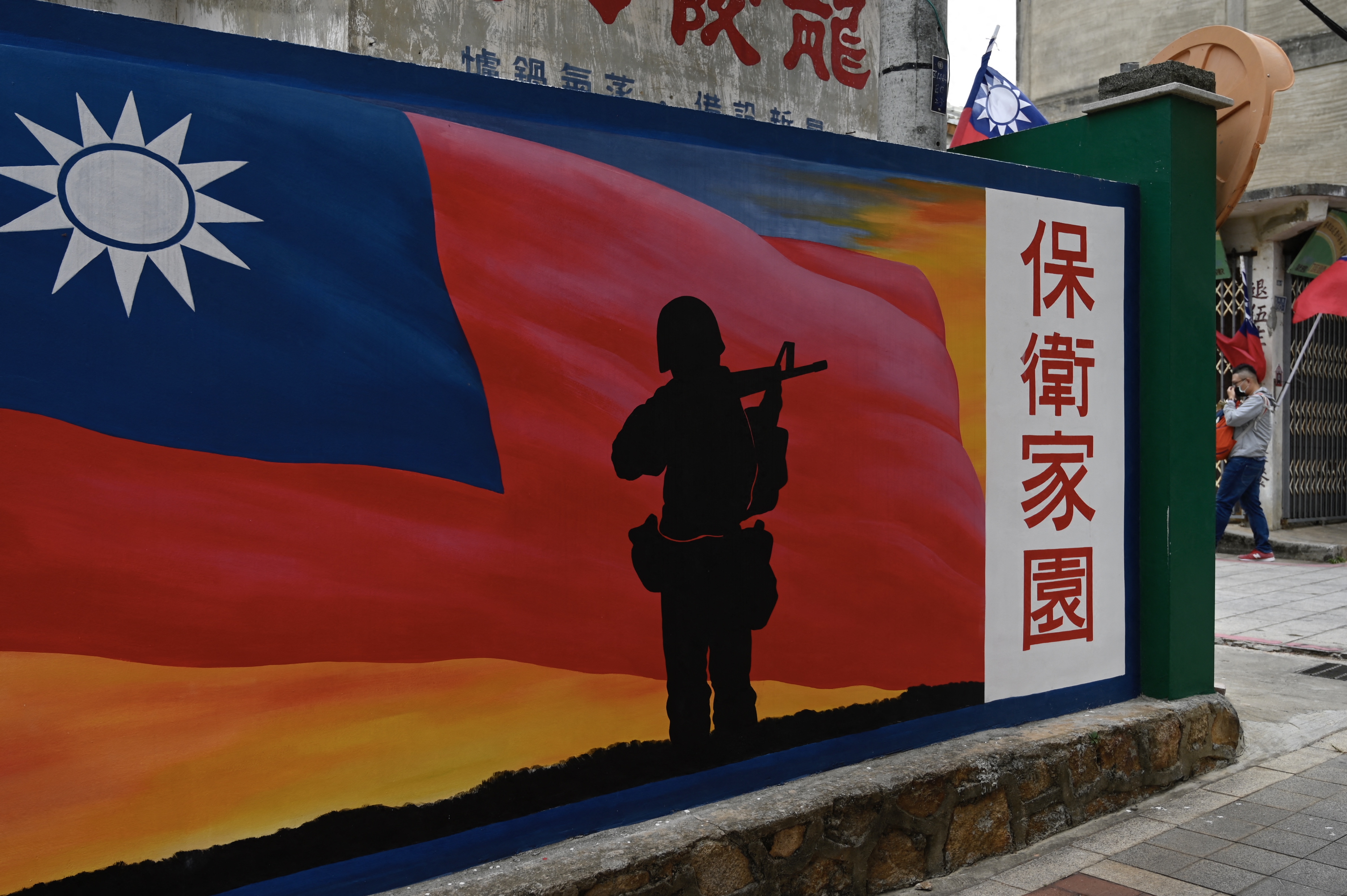 近年来中共在西太平地区咄咄逼人的态势不断升级，美国开始强调台湾的国际地位和国际空间，目的只有一个：台海的和平。图为位于中华民国金门群岛墙上的壁画。（Sam Yeh / AFP）