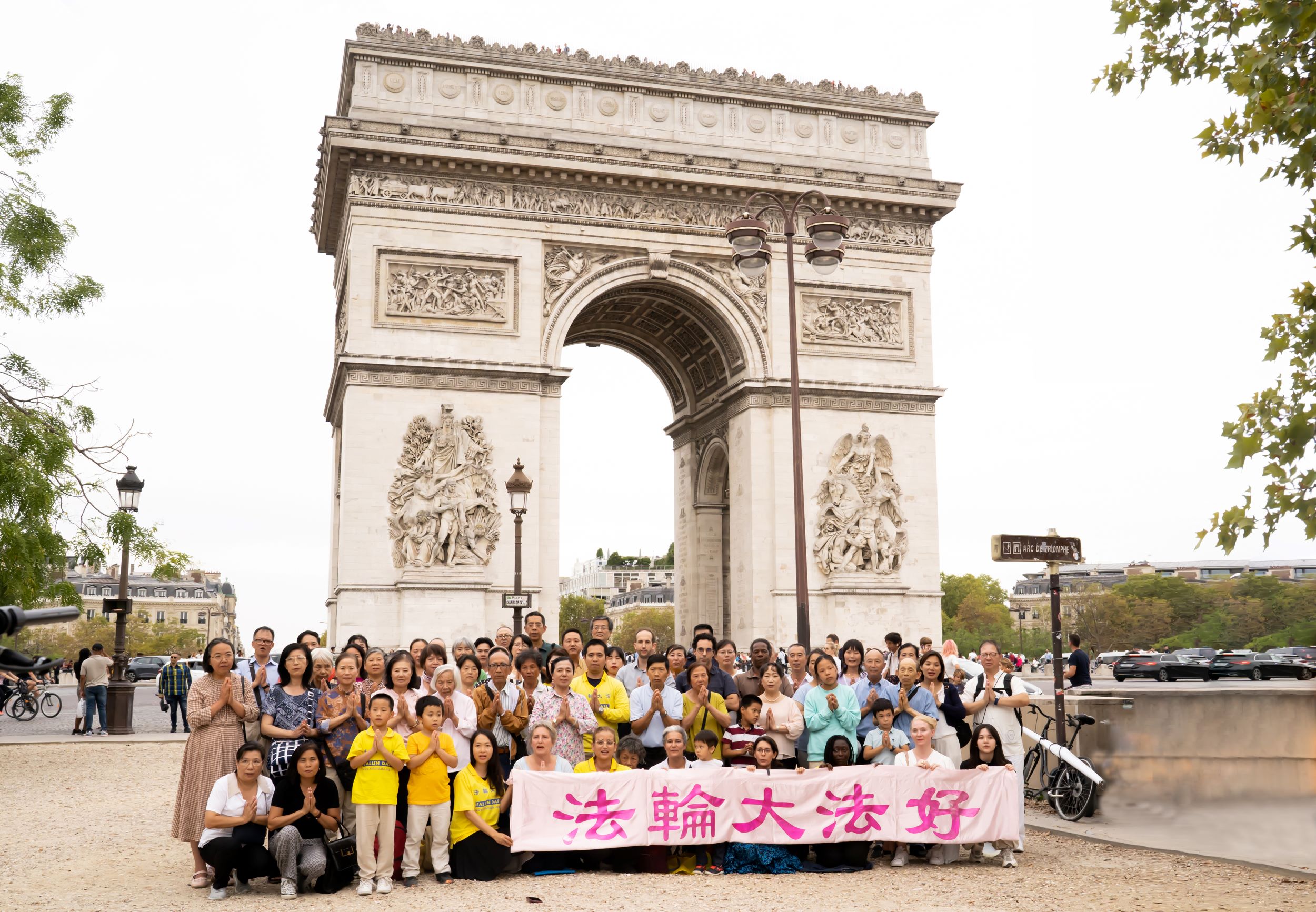 9月17日,法国部分法轮大法弟子祝贺李洪志师父中秋快乐。(章乐/大纪元)