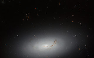 NASA新照如梦幻般 展示一个透镜状星系