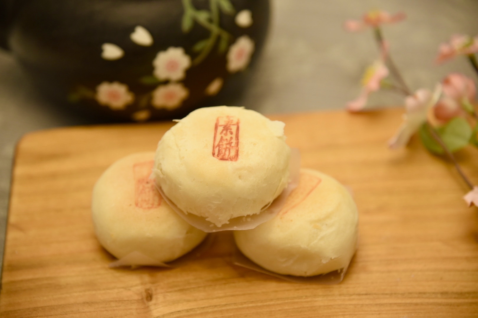 「臺中犂記」綠豆椪皮酥而不散,餡綿而不膩,甜潤適口。(羅晟 /大紀元)