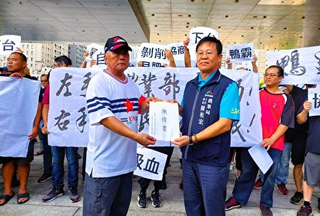 农业局主秘陈柏宏也到场接受情书，在抗议声中承诺，“一周内回应诉求”。