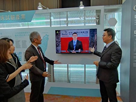 合作廠商倍思大生技執行長蘇志仁（右）介紹客製化AI生成人及專屬GPT平台。