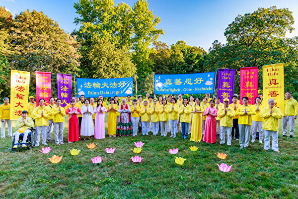 德国柏林部分法轮功学员恭祝李洪志师父中秋快乐。(张清飖/大纪元)