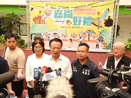 嘉义县长翁章梁（中）在2023年“嘉义县商圈联合购物节-嘉尚好礼”活动记者会中，接受媒体联访。