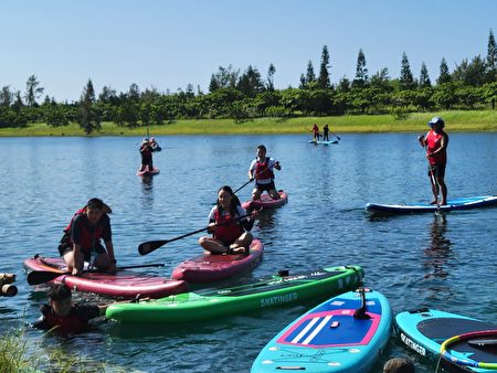 台東藍海生活節，民眾在活水湖進行水舞及水域遊憩舟船體驗。