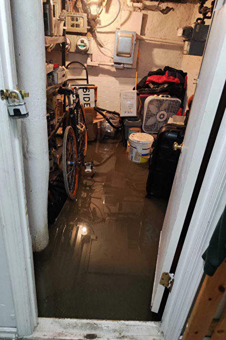 （图三）布碌崙威廉斯堡住宅遭到大雨影响。