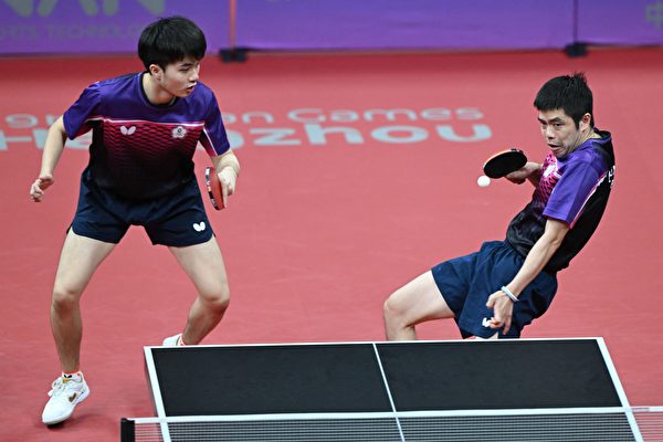 2023年9月30日，杭州亚运会上，台湾男子乒乓球组合在场上比赛。（JUNG YEON-JE/AFP via Getty Images）