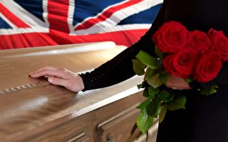 举目无亲的英国老兵出殡 几十名陌生人送行