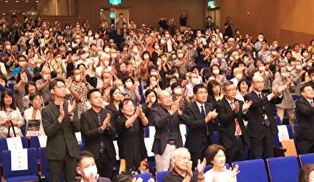桃园市国乐团首登日本演出大获成功，感动满场观众起立鼓掌。