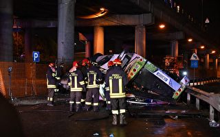 “末日场景” 意大利巴士从天桥坠毁 逾20死