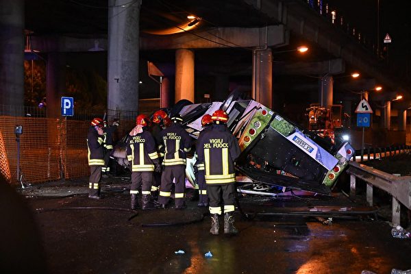 「末日場景」 意大利巴士從天橋墜毀 逾20死