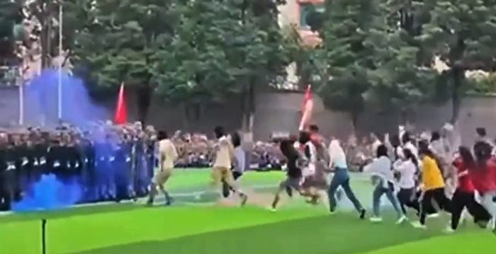 云南高校军训汇演警察大战讨薪工 网路热议