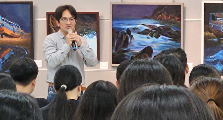長庚科技大學嘉義分部主任李江文教授致詞歡迎藝術家曹松清到嘉義展出。