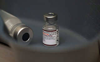 秋季病毒高峰季 過半美國人拒打COVID新疫苗