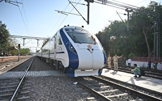 印度两火车相撞事件 至少6死25伤