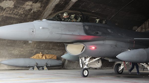 F-16战机伴飞 欢迎亚运台湾代表团回国