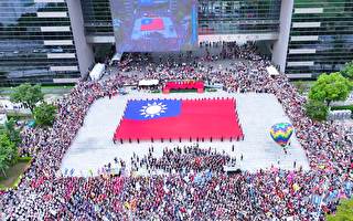 台中巨幅國旗迎雙十 逾2萬旗海飄揚