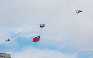 組圖：中華民國國慶 巨幅國旗通過府前上空