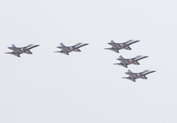 國慶大會 勇鷹機隊飛越總統府上空