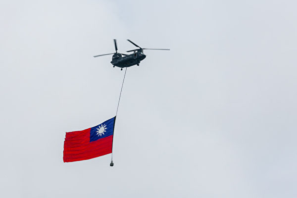 組圖：中華民國國慶 巨幅國旗通過府前上空