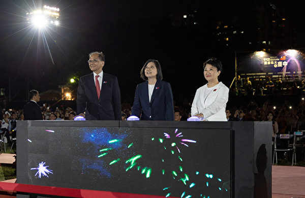 组图：庆祝中华民国112岁生日 国庆焰火在台中