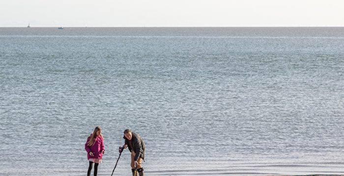 Metal Detectorist Helps Woman Find Lost Necklace with Late Mother’s Rings