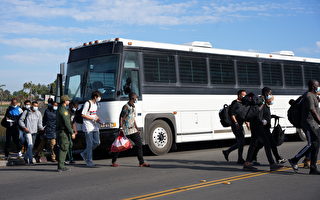 上万移民被释放在圣地亚哥街道 县政府拨款