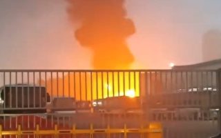 北京东六环槽罐车侧翻起火 烧近2小时至少2死