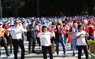 嘉义市长青健行 超过3千人齐跳火肌舞热身