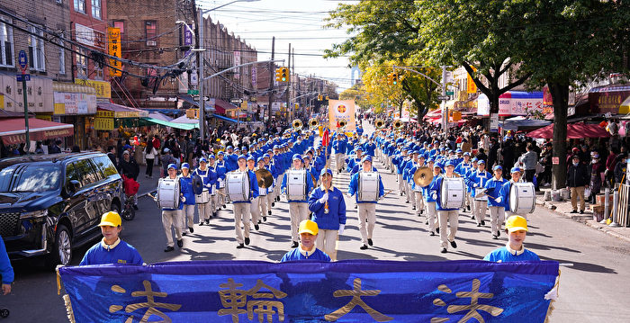 组图：声援4.2亿中国人三退 法轮功纽约大游行