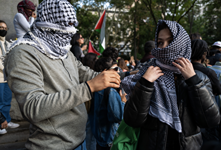 10月17日在华盛顿广场公园示威的亲巴勒斯坦抗议者很多用头巾这住了脸。