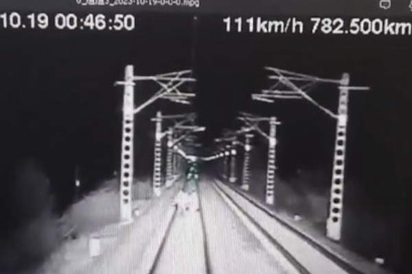兩人凌晨進入內蒙古火車軌道 被撞死畫面曝光