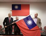 北加州20侨社应邀访台 金山经文处处长赖铭琪授旗