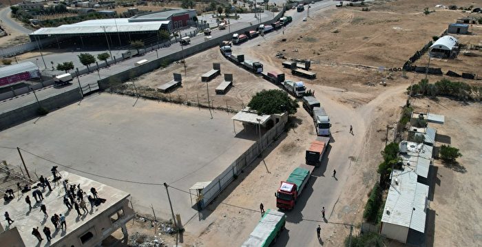 以巴冲突 首批紧急救援物质车队进入加沙