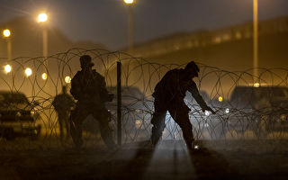 德州在新墨西哥州边境安装钢丝网 阻止非法越境