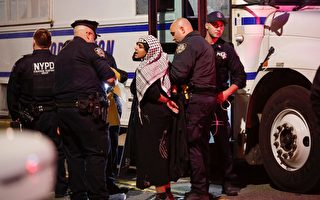 亲巴勒斯坦示威者与纽约警方发生冲突 多人被捕