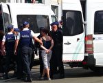 涉嫌綁架八個孩子 失監護權的母親被捕