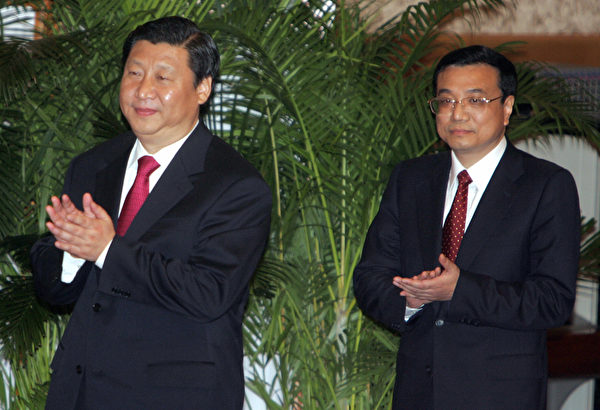 2007年10月22日，习近平、李克强在人民大会堂记者会，等待时任中共国家主席胡锦涛介绍。（TEH ENG KOON/AFP via Getty Images）