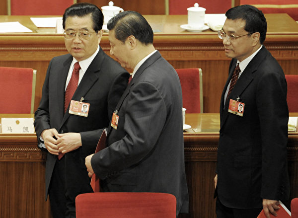 2009年中共两会，时任中共国家主席胡锦涛与时任副主席习近平、副总理李克强。（OH CHAI HIN/AFP via Getty Images）
