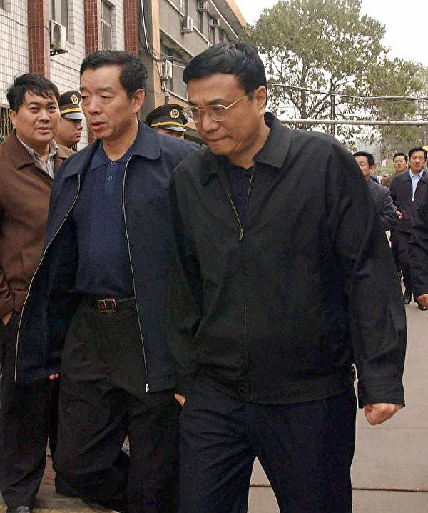 2004年，時任河南省委書記的李克強到當地一煤礦。（STR/AFP via Getty Images）