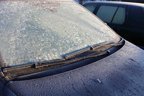 如何防止汽车挡风玻璃结冰？英男子分享妙招